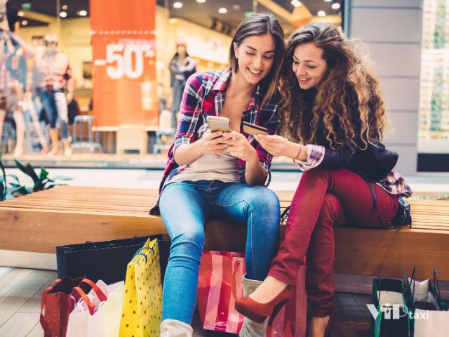 Two Arizonans During Black Friday Sale